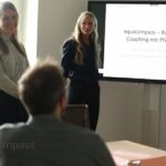 Führungskraft beim pferdegestützten Coaching.