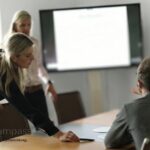 Führungskräfte beim pferdegestützten Coaching.