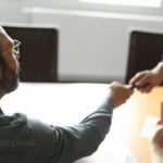 Pferdegestütztes Coaching für Führungskräfte: Team reflektiert nonverbale Führungssignale mit Pferden