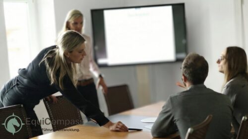 Pferdegestütztes Coaching Führungskräfte: Nonverbales Feedback vom Pferd zur Reflexion bei Automatisierung und KI